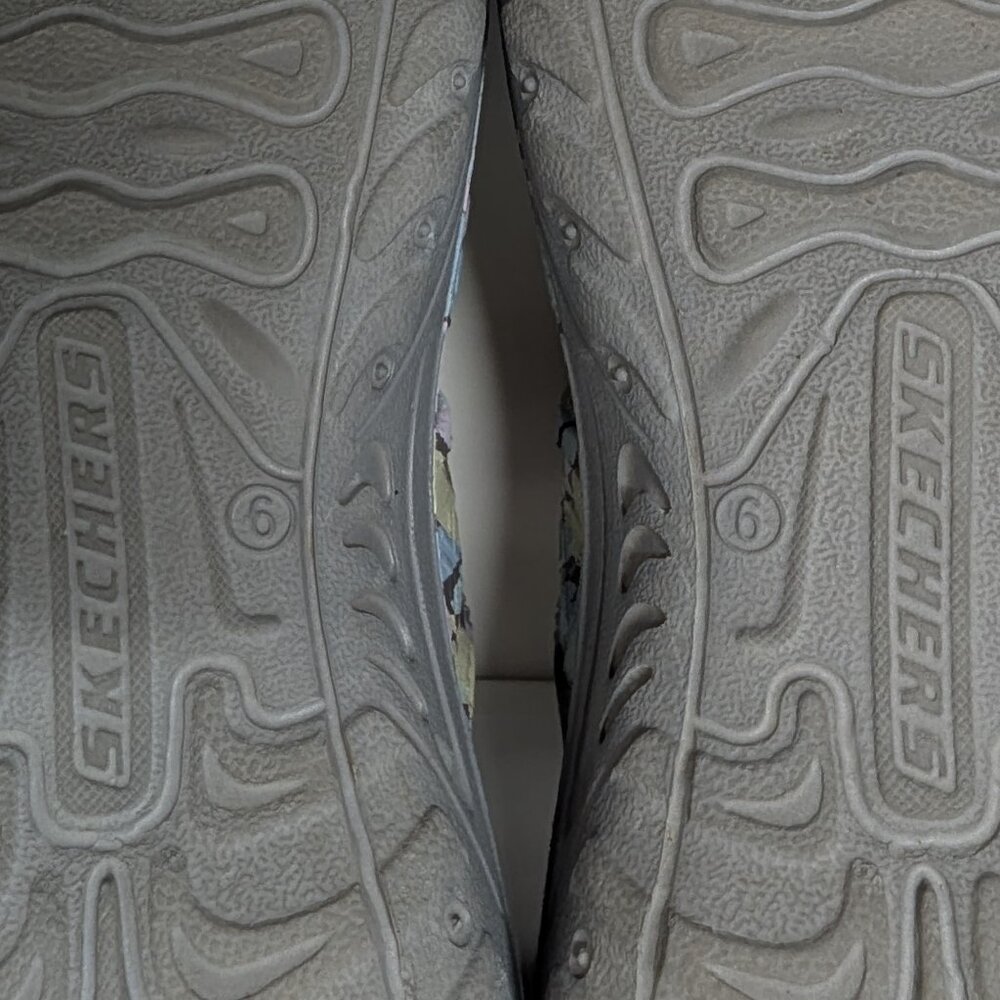 Skechers® Foamies Reggae-Artsy Slipper in 'Gray/Multi' Slip On Sandals - Picture 12 of 14